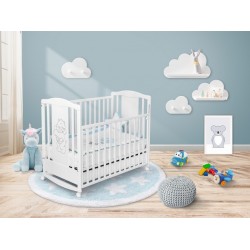 Drveni krevetac sa fijokom.