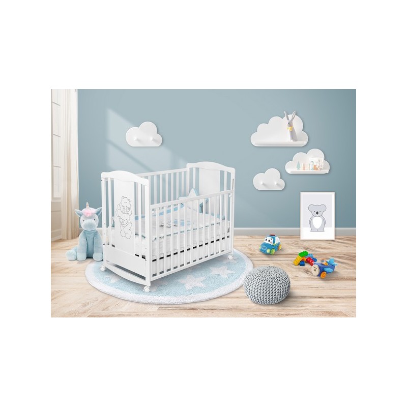 Drveni krevetac sa fijokom.